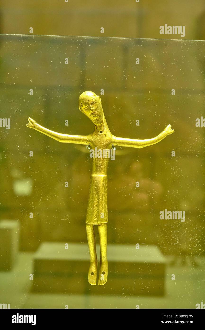 Figure crucifix en alliage de cuivre, Baltinglass, comté de Wicklow, XIIe siècle. Musée national d'Irlande, archéologie. Dublin, République d'Irlande Banque D'Images