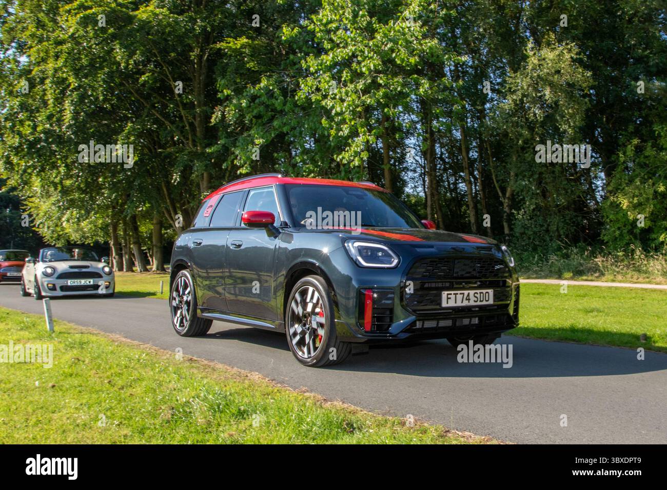 2025 Grey Red Mini Countryman John Cooper travaille Une JCW 300 ALL4 Sport DTC Auto MHEV Start/Stop voiture essence SUV 1998 cc, turbocompressé 2,0 litres voiture ; au Lytham Hall Mega mini performance, les collectionneurs et les passionnés du salon de l'automobile. ROYAUME-UNI Banque D'Images