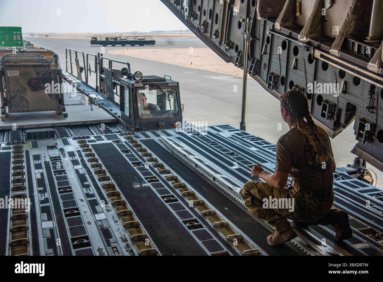 11 octobre 2021 - Al Udeid Air base, Qatar - Airman 1re classe Kayla Romer, maîtres de chargement du 816e escadron expéditionnaire de transport aérien, guide le fret sur un C-17 Globemaster III Oct. 11, 2021, à la base aérienne Al Udeid, Qatar. Romer faisait partie d'un équipage entièrement féminin, composé de capitaines de chargement, de pilotes, d'un chef d'équipage et d'un officier du renseignement, qui effectuait une mission de largage de cargaison. ( Photo du Sgt. Kylee Gardner) (crédit image : © U.S. Air Force/ZUMA Press Wire Service/ZUMAPRESS.com) Banque D'Images
