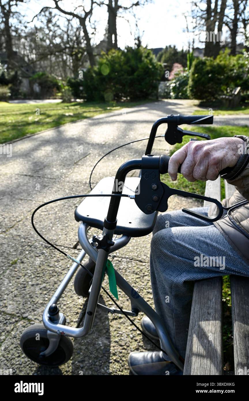 ALLEMAGNE, Hambourg, Corona virus, COVID-19 , maison fermée pour personnes âgées, vieille femme assise seule / DEUTSCHLAND, Hambourg, geschlossenes Pflegeheim, kein Zutritt für Besucher, Alte Frau sitzt alleine auf Parkbank vor dem Heim Banque D'Images