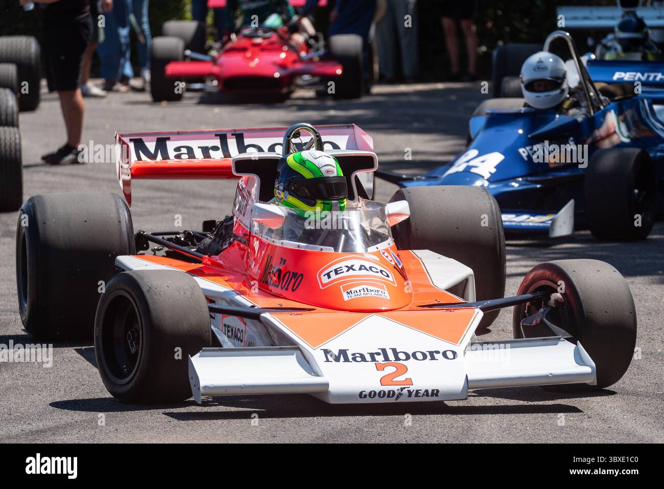 McLaren M23 formule 1 dans la zone de montage avant de monter sur la piste de montée lors du Goodwood Festival of Speed 2025 Banque D'Images