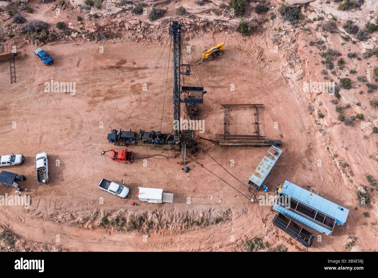 7 octobre 2021, Moab, Utah, États-Unis : une unité de traction ou une plate-forme de reconditionnement assurant l'entretien d'un puits de pétrole dans le pays canyon de l'Utah. (Crédit image : © Jon G. Fuller/VW pics via ZUMA Press Wire) Banque D'Images