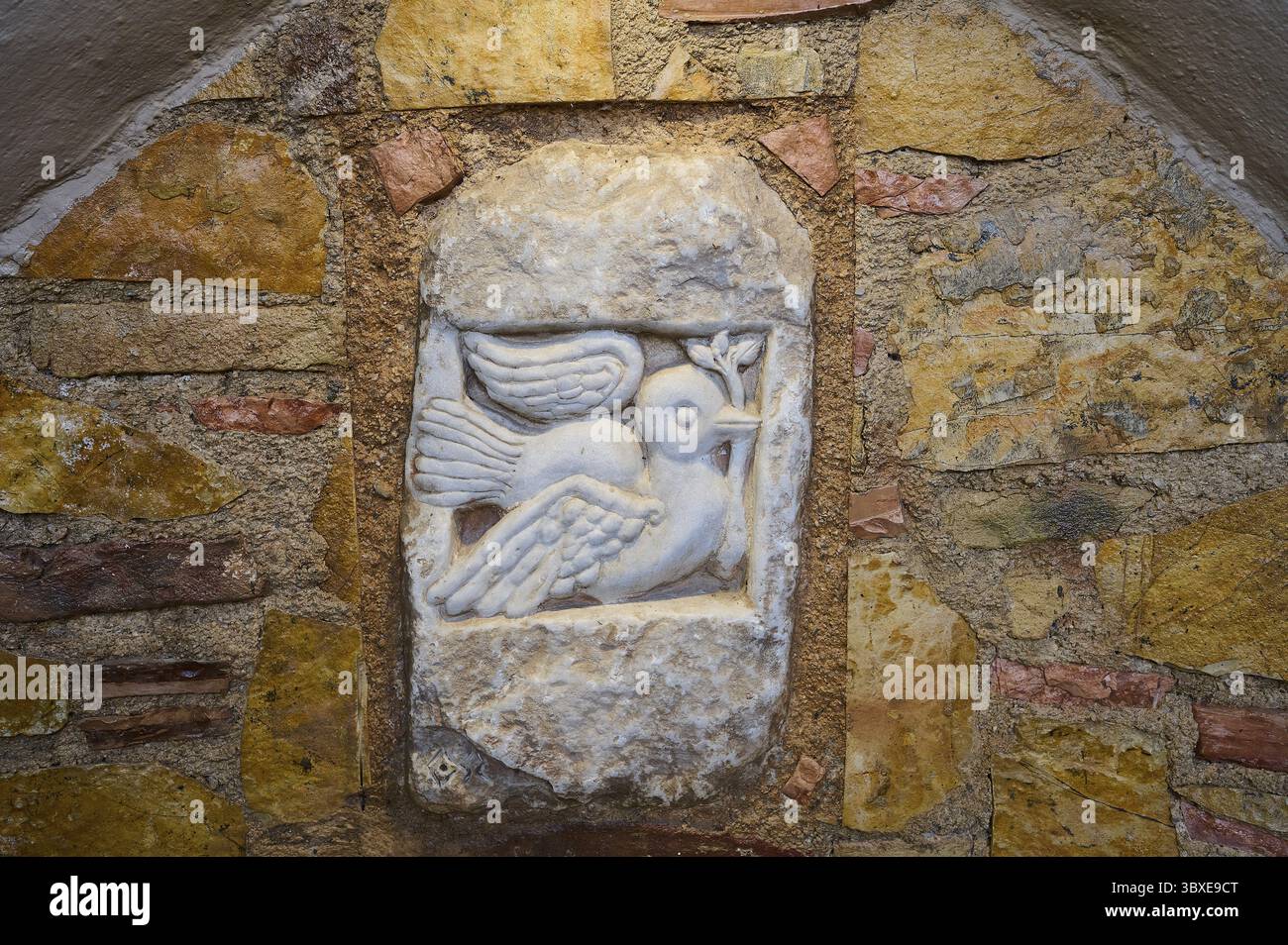 Ifestou Alley, sculpture en pierre détaillée d'une colombe avec un rameau d'olivier dans un mur, ville de Kos, Kos, Dodécanèse, Îles grecques, Grèce Banque D'Images