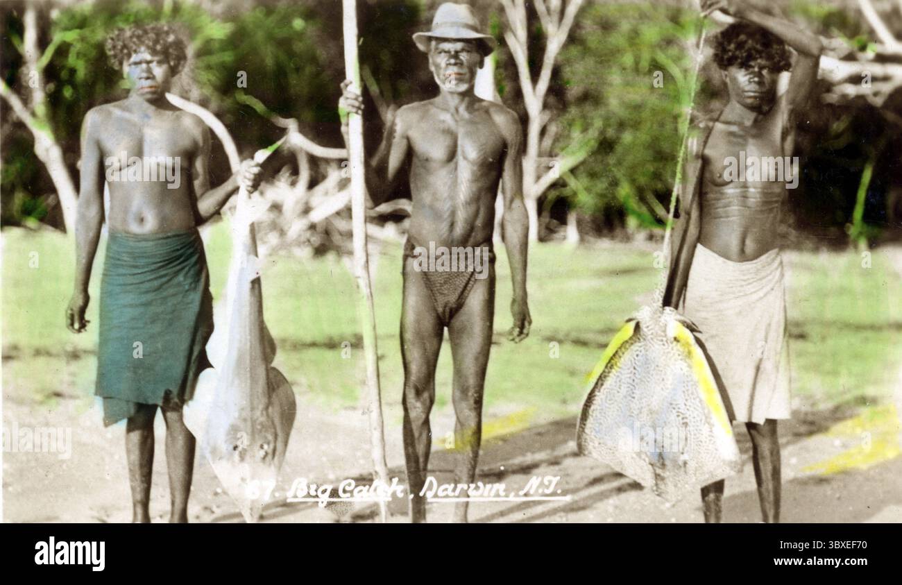 Autochtones avec prise, probablement une petite raie à taches blanches (Rhynchobatus australiae) et une raie aigle, vers 1920, Darwin, Australie Banque D'Images