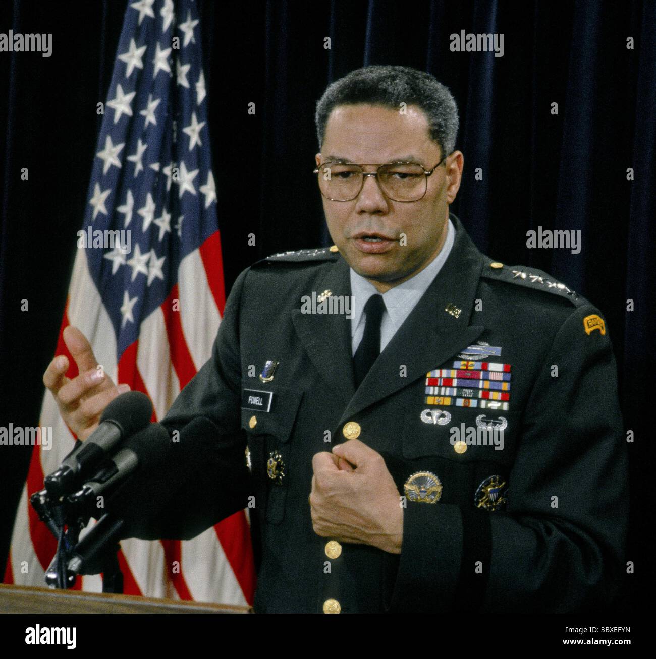 COLIN POWELL (5 avril 1937 - 18 octobre 2021) était un homme politique américain, diplomate et général quatre étoiles qui a servi comme le 65e secrétaire d'État des États-Unis de 2001 à 2005, comme le 16e conseiller à la sécurité nationale des États-Unis de 1987 à 1989 et comme le 12e président des chefs d'état-major interarmées de 1989 à 1993. PHOTO PRISE : 24 janvier 1991, Arlington, Virginie, États-Unis : Chraiman des chefs d'état-major interarmées le général COLIN POWELL tient un briefing dans la salle de presse du Pentagone sur l'opération bouclier du désert. (Crédit image : © Mark Reinstein/ZUMA Wire) Banque D'Images