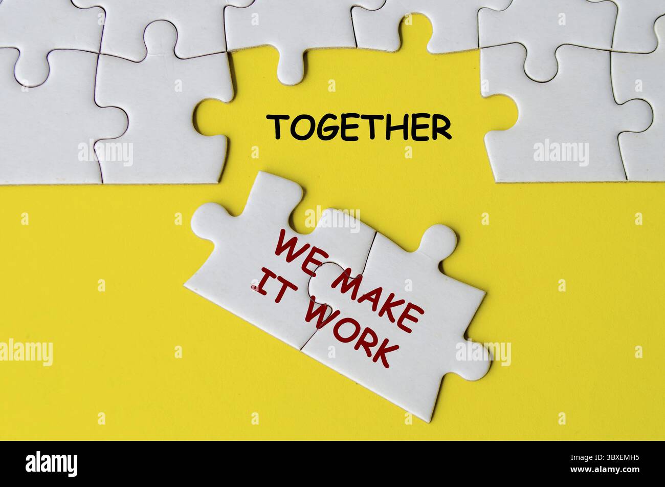 Ensemble, nous faisons travailler le texte sur le puzzle manquant représentant le travail d'équipe et l'unité. Concept de travail d'équipe Banque D'Images