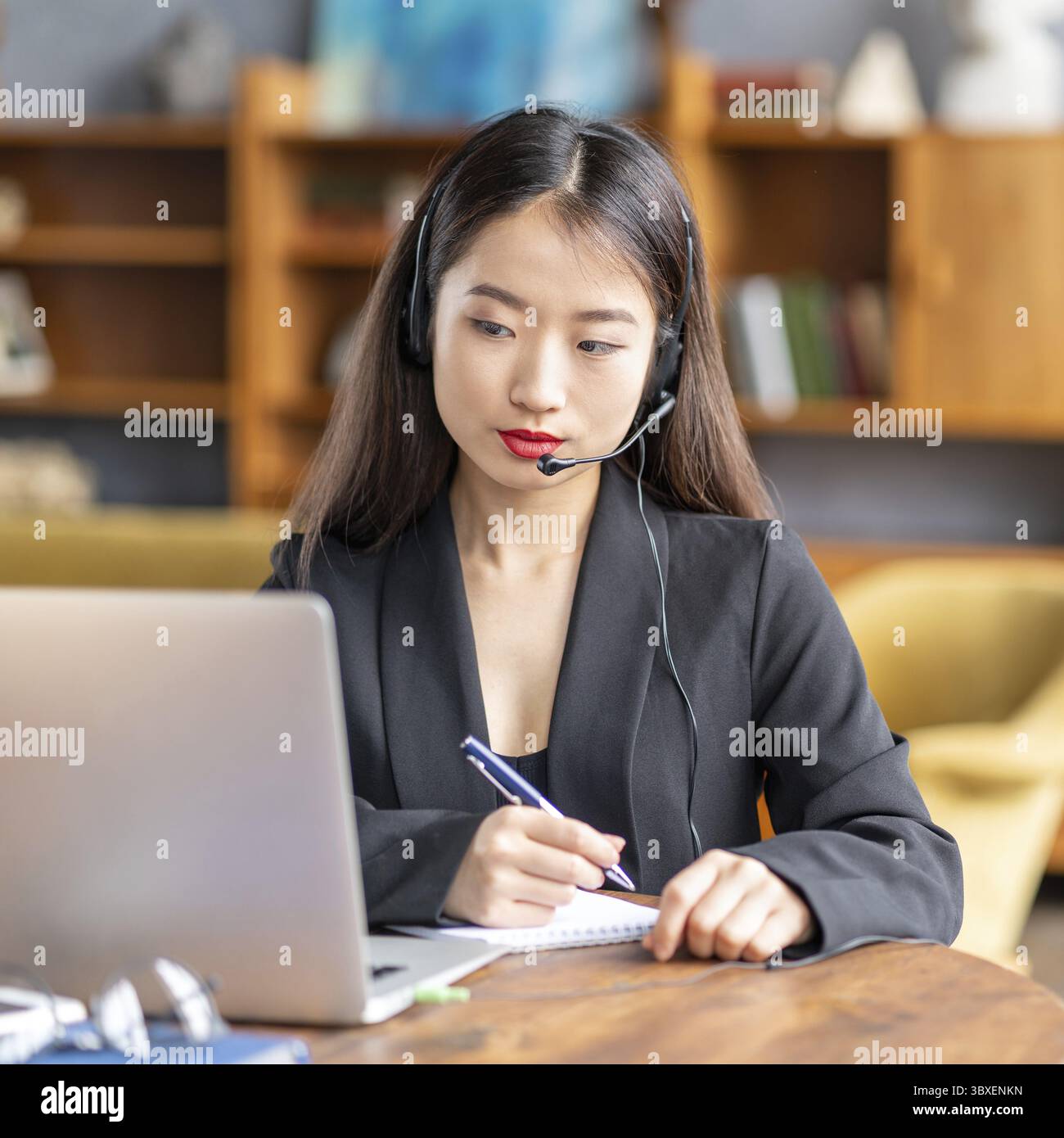 Femme asiatique étudiant cours en ligne, enseignement à distance sur ordinateur portable. Femme d'affaires japonaise travaillant. Travail indépendant écrit dans le bloc-notes Banque D'Images