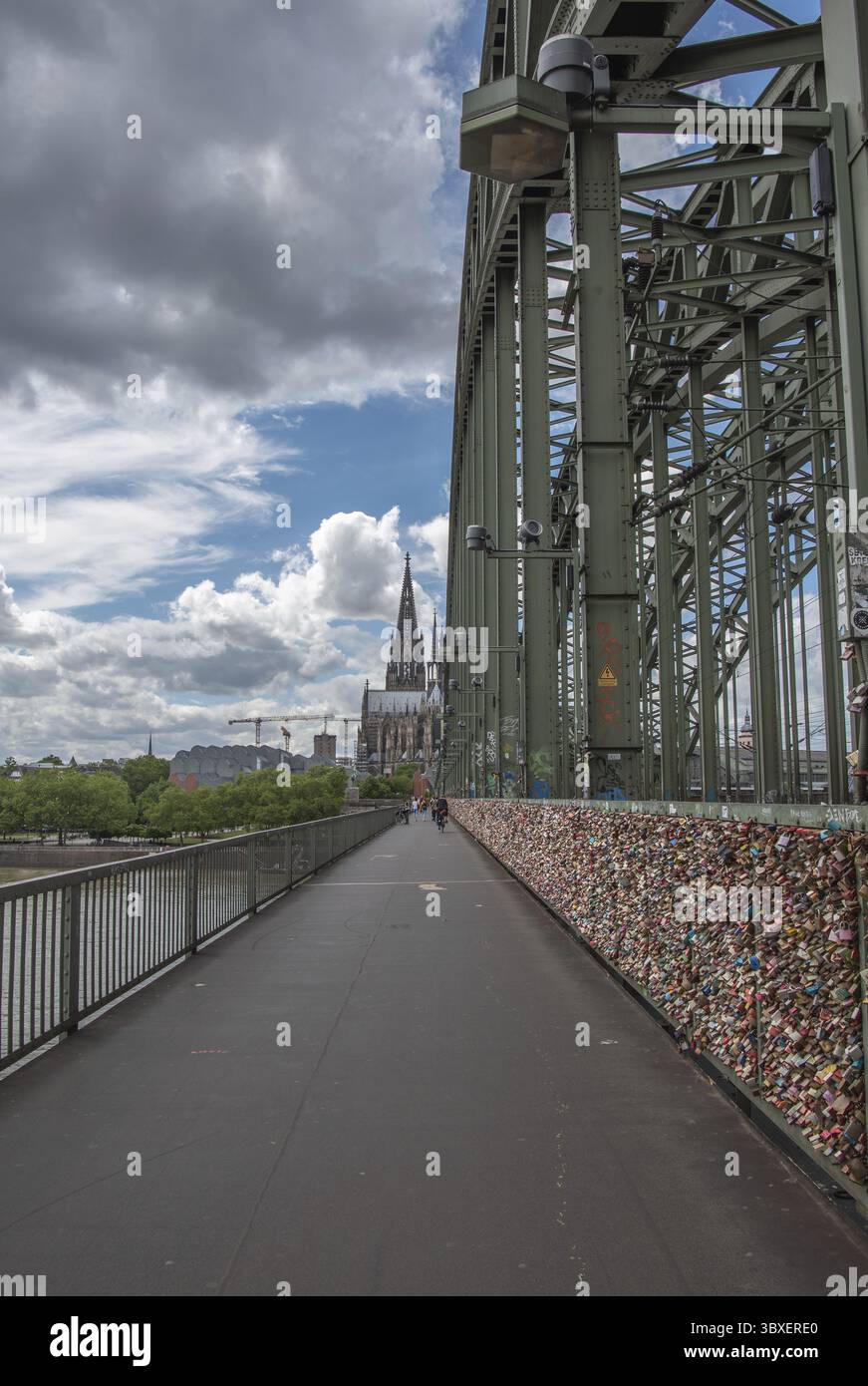Locks d'amour sur le pont Hohenzollern Banque D'Images