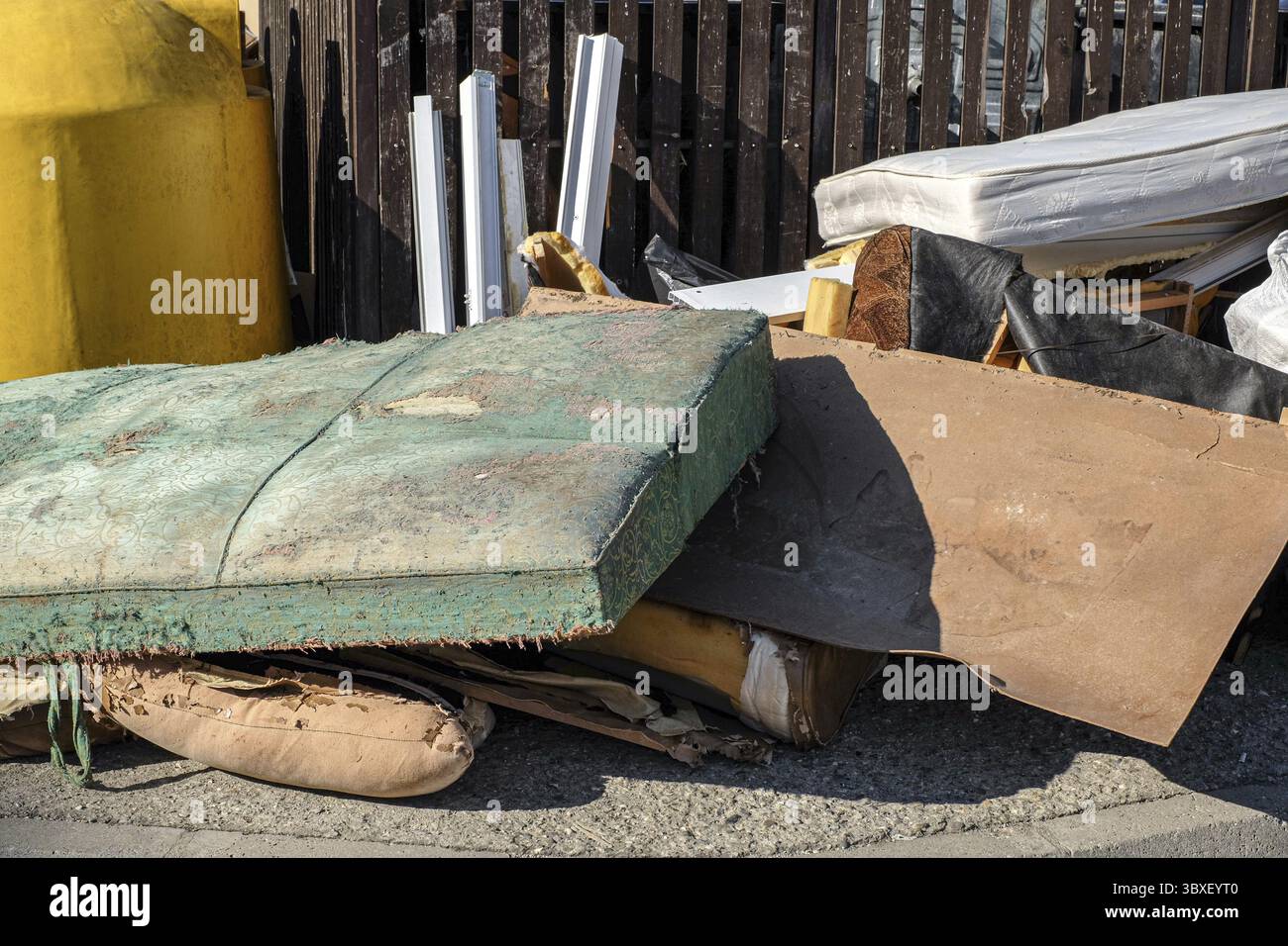 Sibiu, Roumanie - 16 octobre 2024. Déchets ménagers divers mis dans la rue pour la collecte des déchets en vrac du conseil Banque D'Images