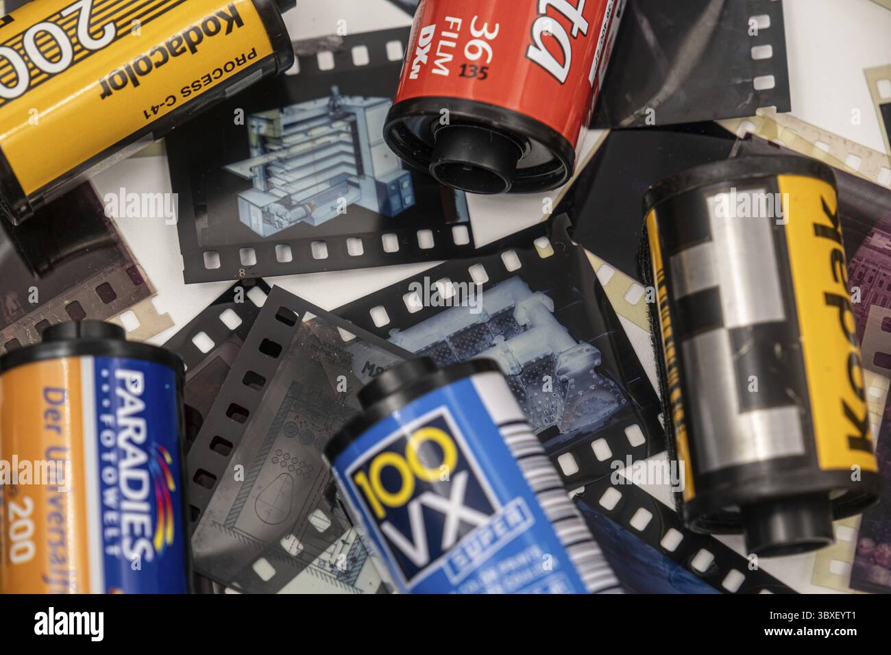 Sibiu, Roumanie - 07 avril 2024. Videz les cartouches de film 35 mm à partir de films développés avec d'anciennes bandes de film 35 mm Banque D'Images