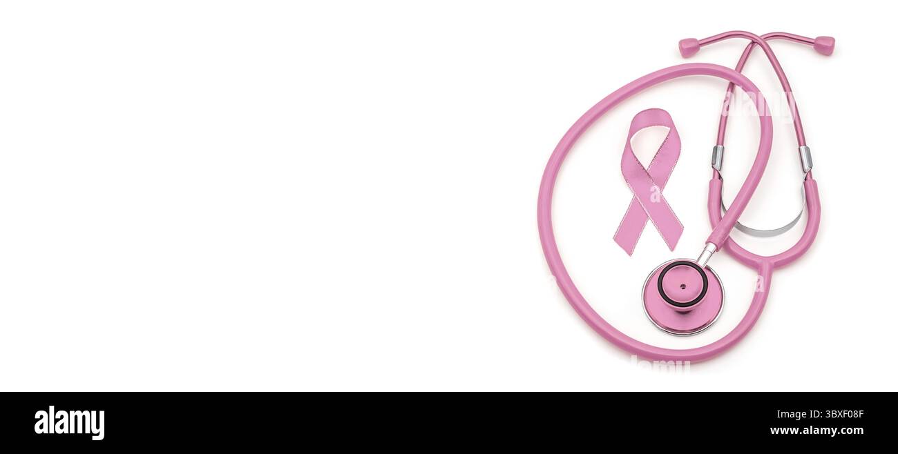 Vue du dessus photo du stéthoscope rose et ruban de soie rose symbole des aides à la conscience sur fond blanc isolé avec espace de copie Banque D'Images