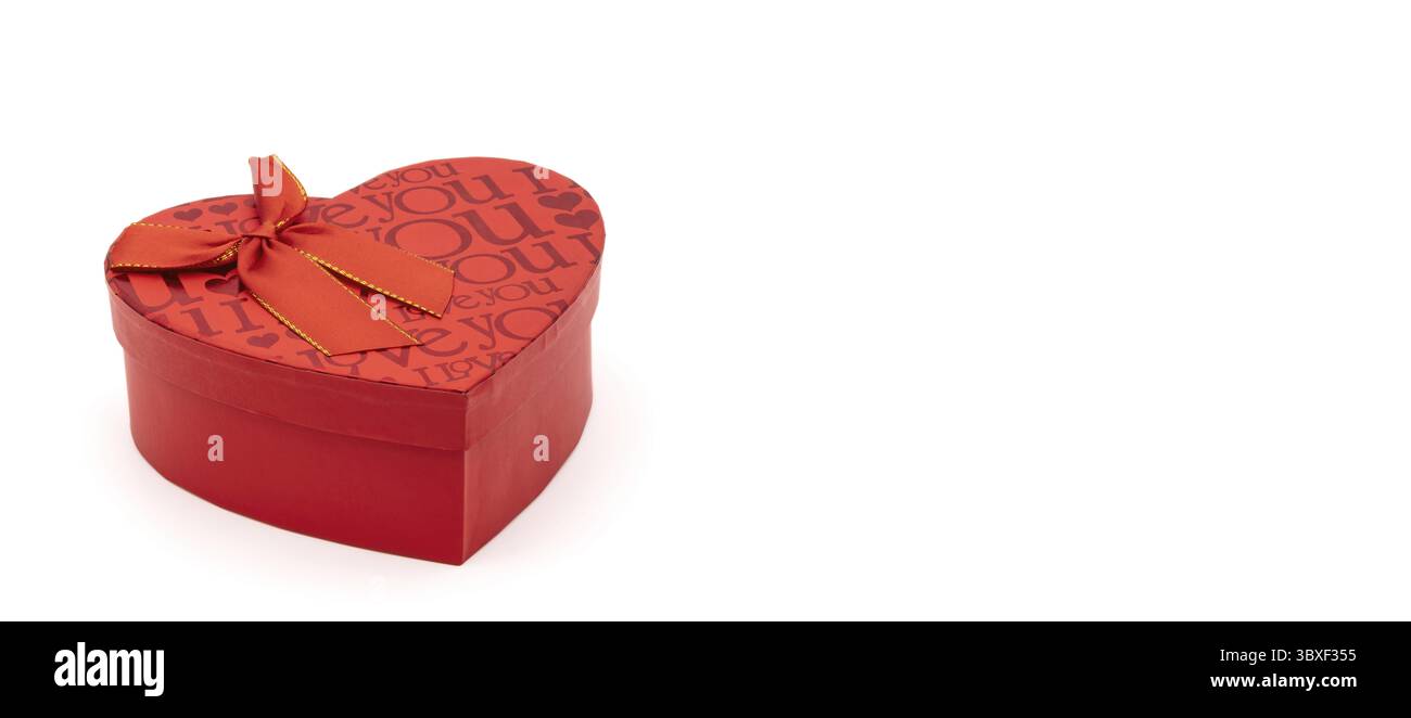 Grand cadeau rouge en forme de coeur avec noeud pour la Saint-Valentin sur fond blanc Banque D'Images