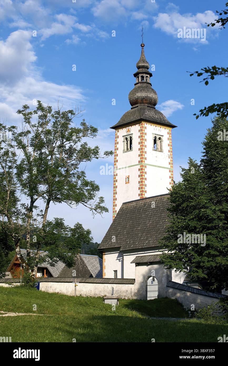 Église à Ribcev Laz Slovénie située sur la rive du lac Bohinj Banque D'Images