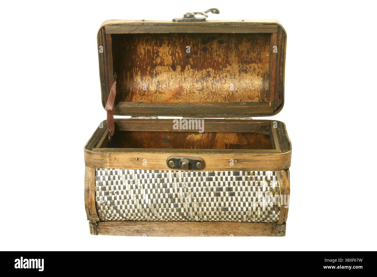 Vieux cercueil d'écorce de bouleau isolé sur le fond blanc Banque D'Images