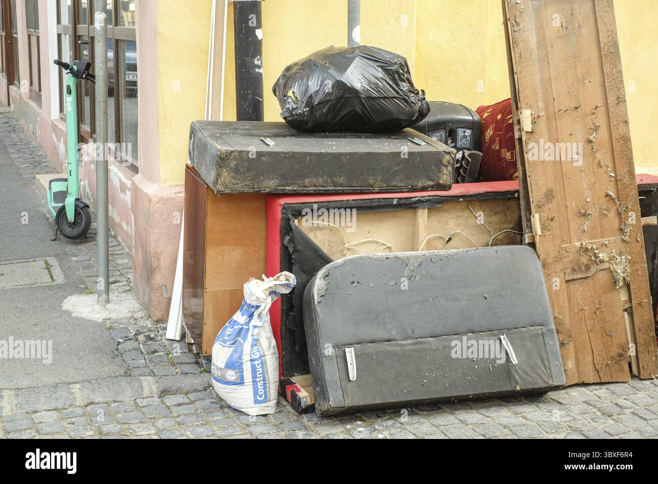 Sibiu, Roumanie - 16 octobre 2024. Déchets ménagers divers mis dans la rue pour la collecte des déchets en vrac du conseil Banque D'Images
