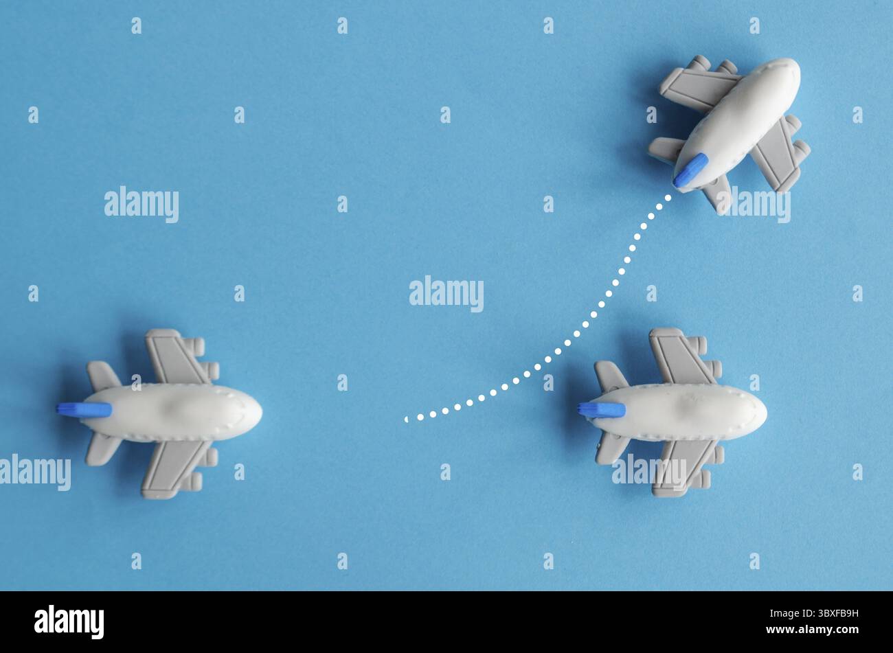 Avion se déplaçant vers une direction différente. Courage ou concept de leadership Banque D'Images