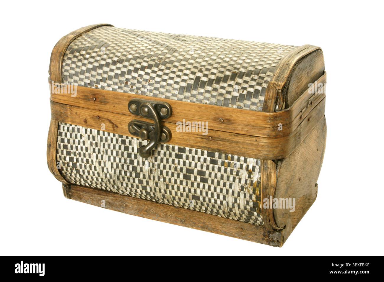 Vieux cercueil d'écorce de bouleau isolé sur le fond blanc Banque D'Images