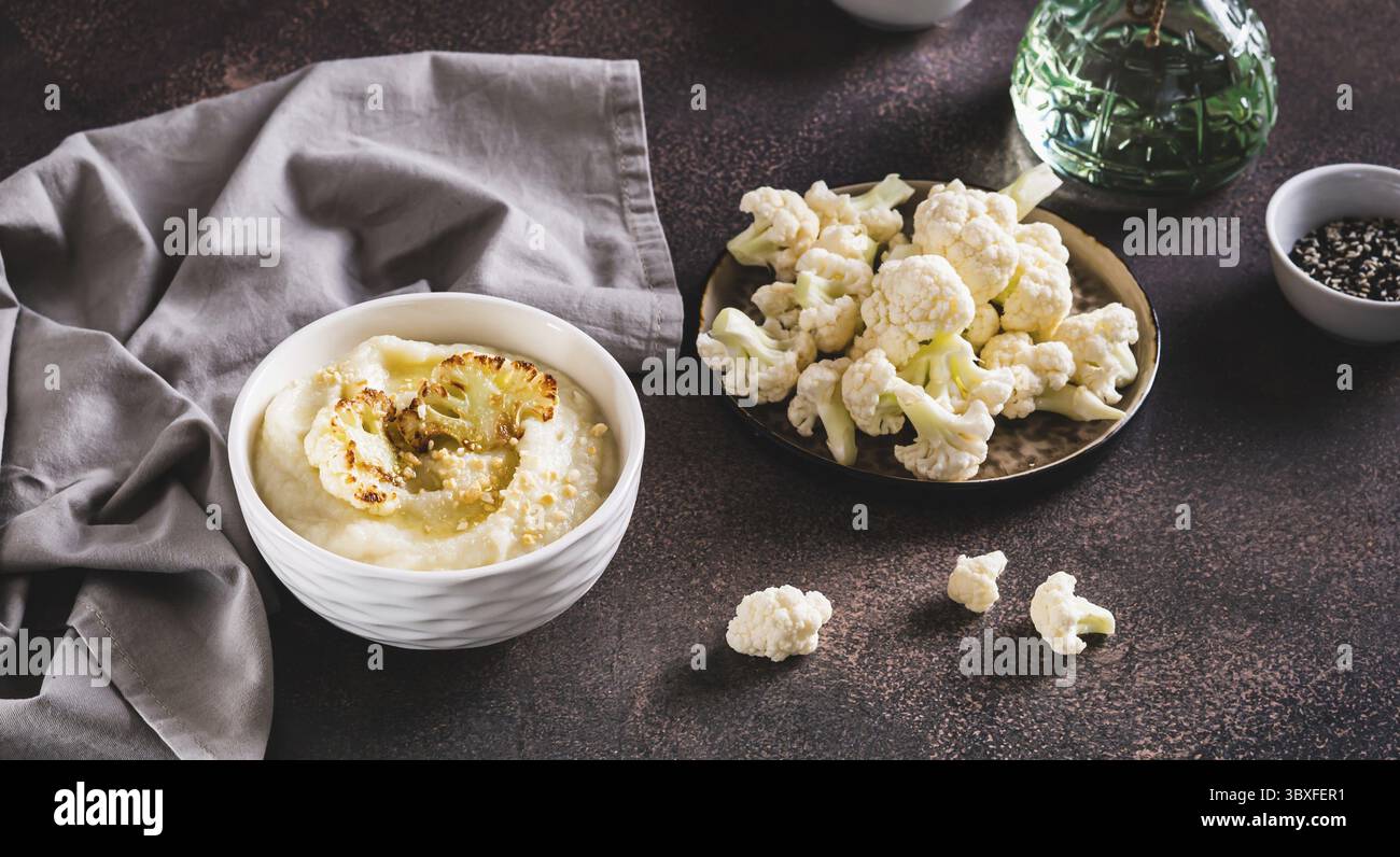 Nourriture, soupe crémeuse maison de chou-fleur dans un bol sur la bannière de toile de table Banque D'Images Nourriture, soupe crémeuse maison de chou-fleur dans un bol sur la bannière de toile de table Banque D'Images