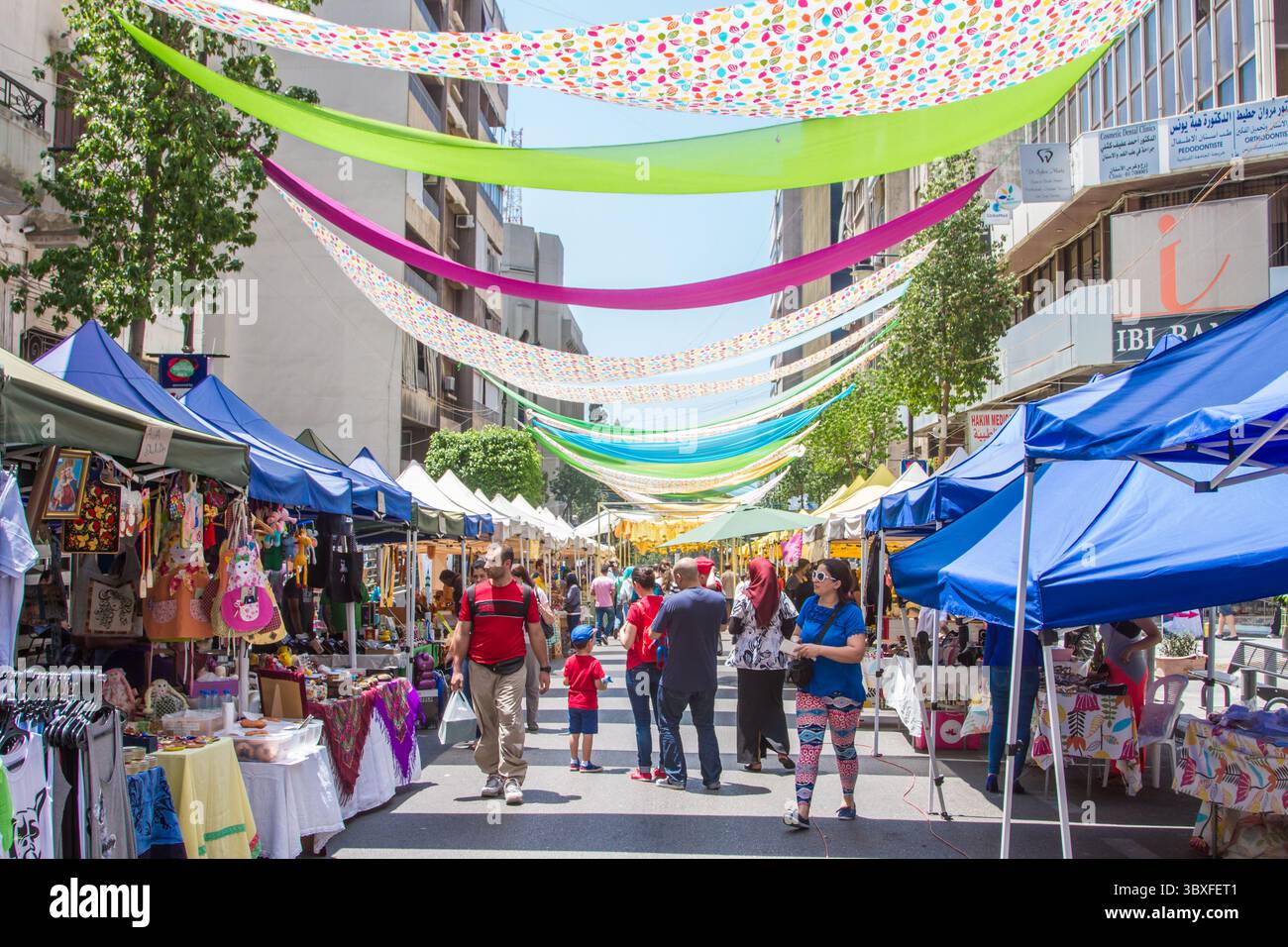 Fête de rue estivale colorée au Liban avec des décorations traditionnelles, de la musique et des festivités communautaires. Banque D'Images