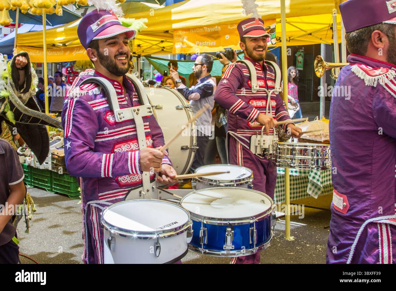 Fête de rue estivale colorée au Liban avec des décorations traditionnelles, de la musique et des festivités communautaires. Banque D'Images