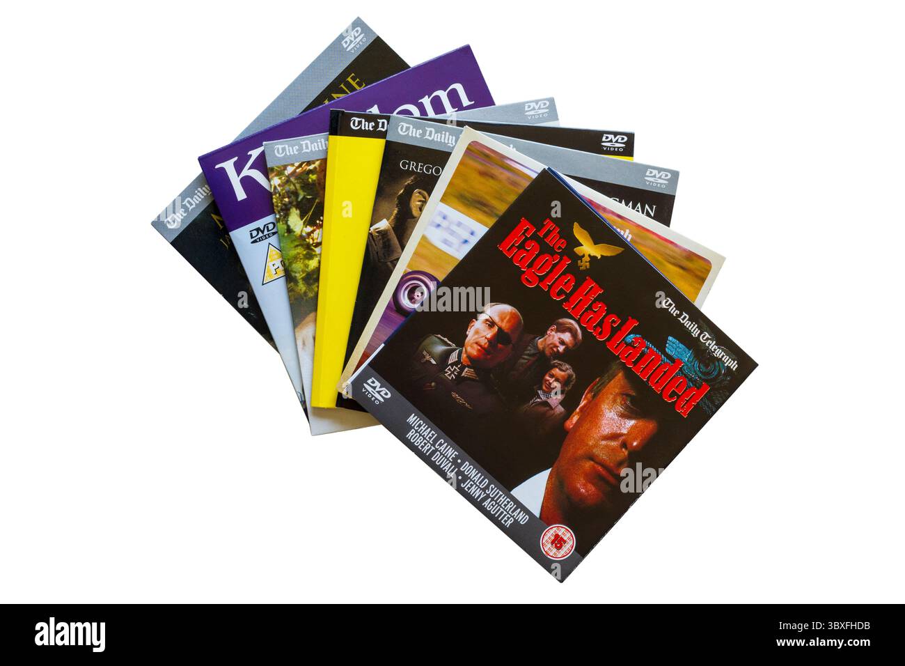 Pile de DVD gratuits donnés avec le Daly Telegraph avec l'aigle a atterri DVD sur le dessus isolé sur fond blanc Banque D'Images