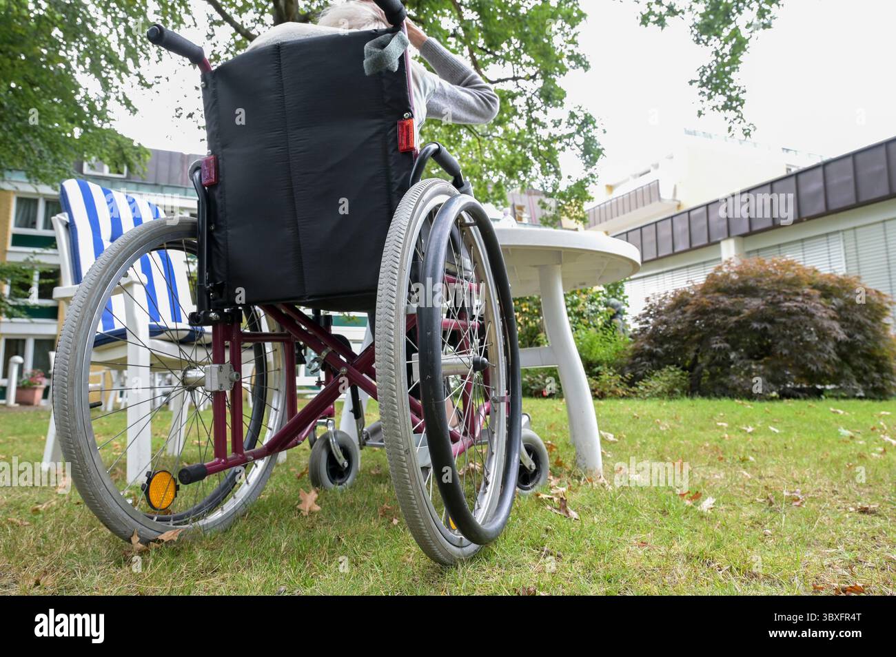 Deutschland, Hamburg, Pflegeheim, an Parkinson und Demenz erkrankte 85 Jahre alte Frau im Rollstuhl Banque D'Images