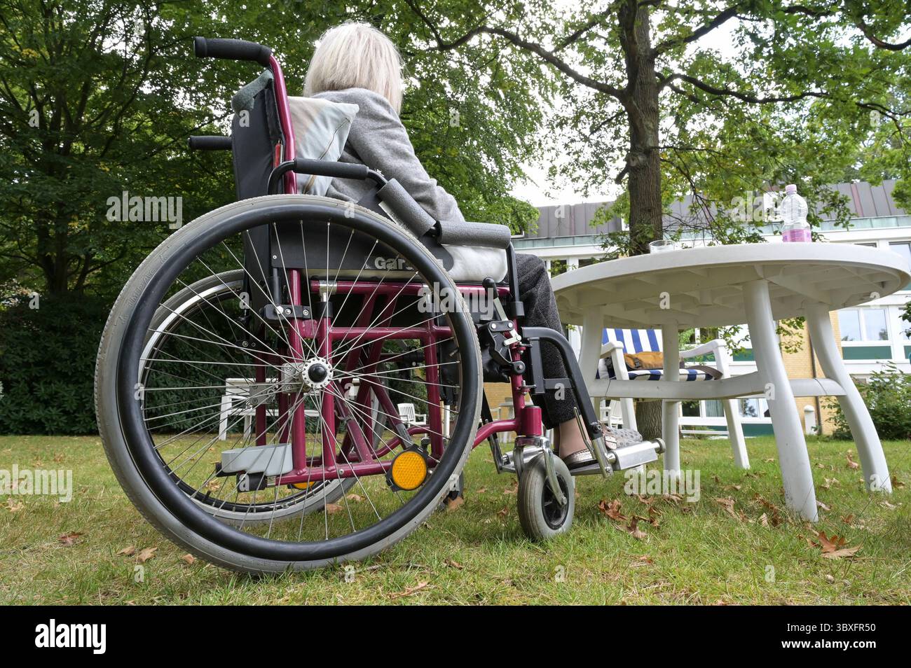 Deutschland, Hamburg, Pflegeheim, an Parkinson und Demenz erkrankte 85 Jahre alte Frau im Rollstuhl Banque D'Images