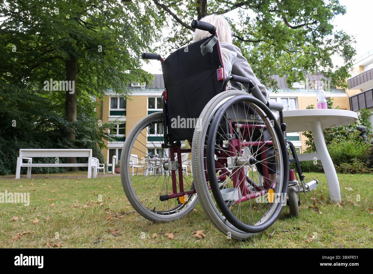 Deutschland, Hamburg, Pflegeheim, an Parkinson und Demenz erkrankte 85 Jahre alte Frau im Rollstuhl Banque D'Images