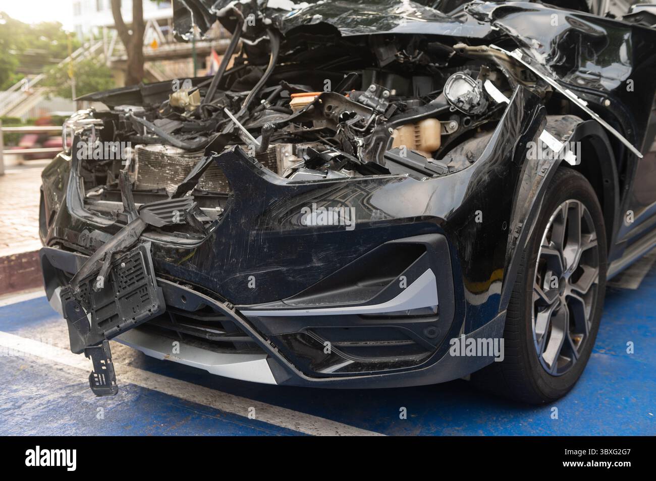 Avant de la voiture endommagé et cassé par accident Banque D'Images