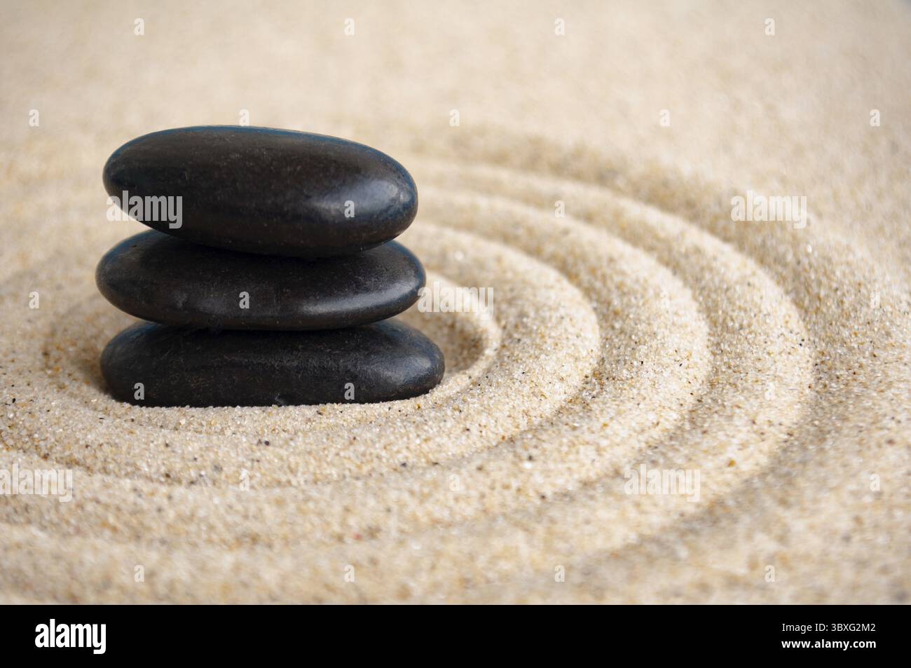 Pierres Zen noires sur la formation de cercles avec espace personnalisable pour le texte Banque D'Images