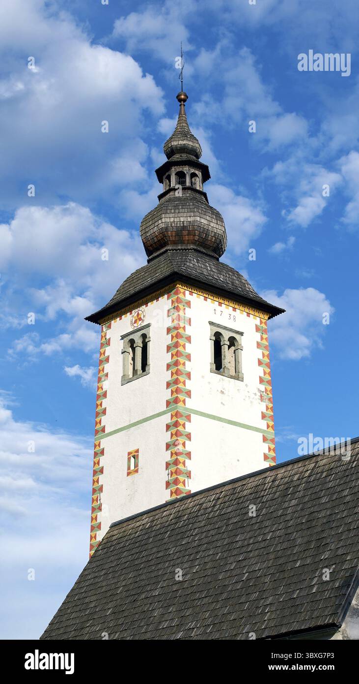 Église à Ribcev Laz Slovénie située sur la rive du lac Bohinj Banque D'Images
