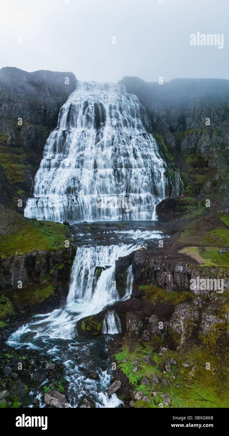 Découvrez la puissance de la nature, les cascades tombent sur des falaises abruptes, entourées de collines verdoyantes dans un paysage enchanteur islandais. Cascade de Dynjandi, Westfjord, Islande Banque D'Images