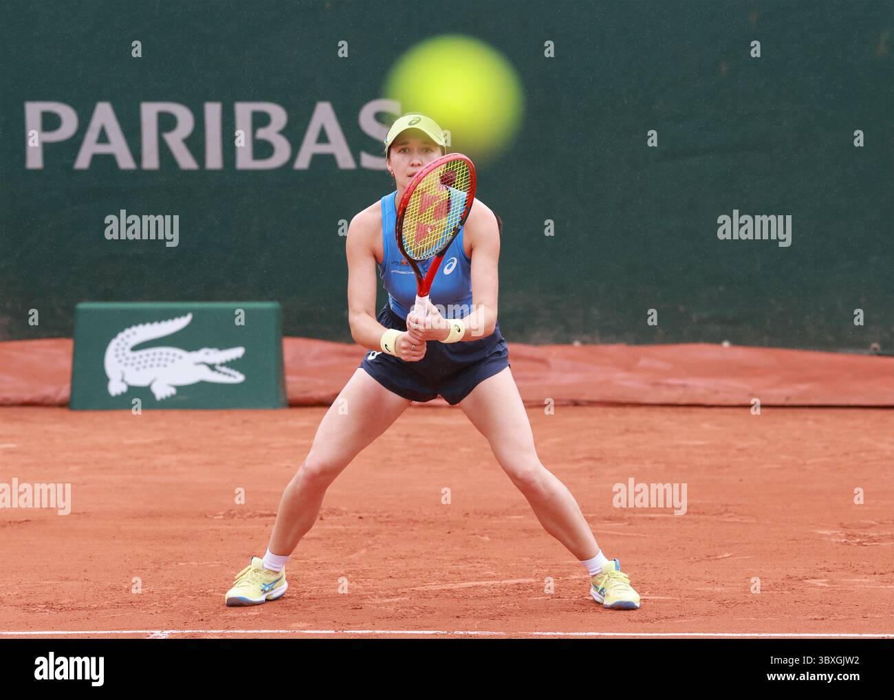 La joueuse de tennis allemande Eva Lys regardant une balle de tennis en attente de service à l'Open de France 2025, Roland Garros, Paris, France. Banque D'Images