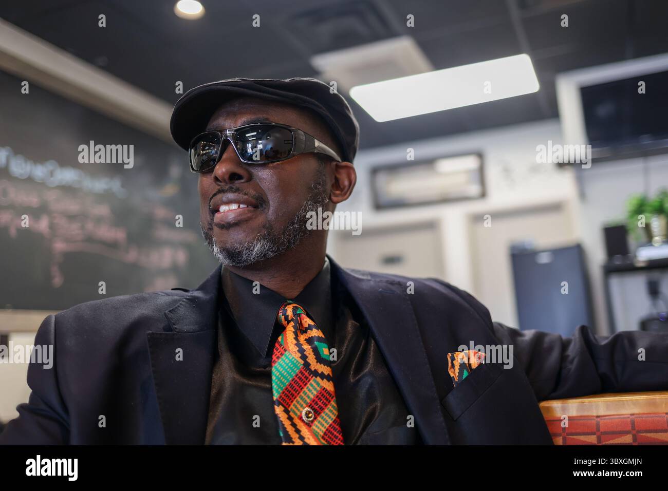 Portrait d'Un homme noir souriant assis dans Un restaurant Banque D'Images