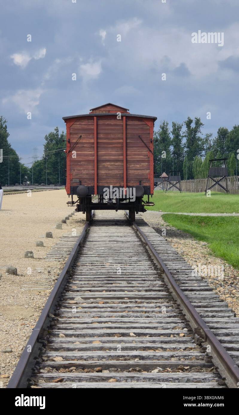 La voie ferrée menant au camp de la mort d'Auschwitz II-Birkenau dans le sud de la Pologne. Banque D'Images