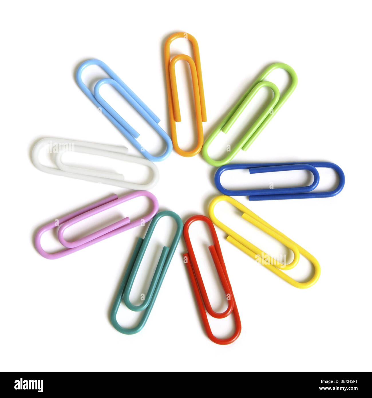 Trombones multicolores sur fond blanc Banque D'Images