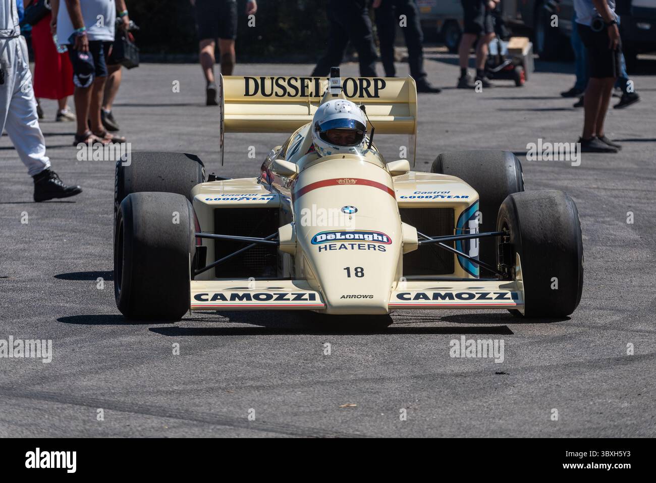 Arrows A8 BMW formule 1 voiture de course avant de monter sur la piste de montée de colline au Goodwood Festival of Speed 2025 événement de sport automobile et automobile Banque D'Images