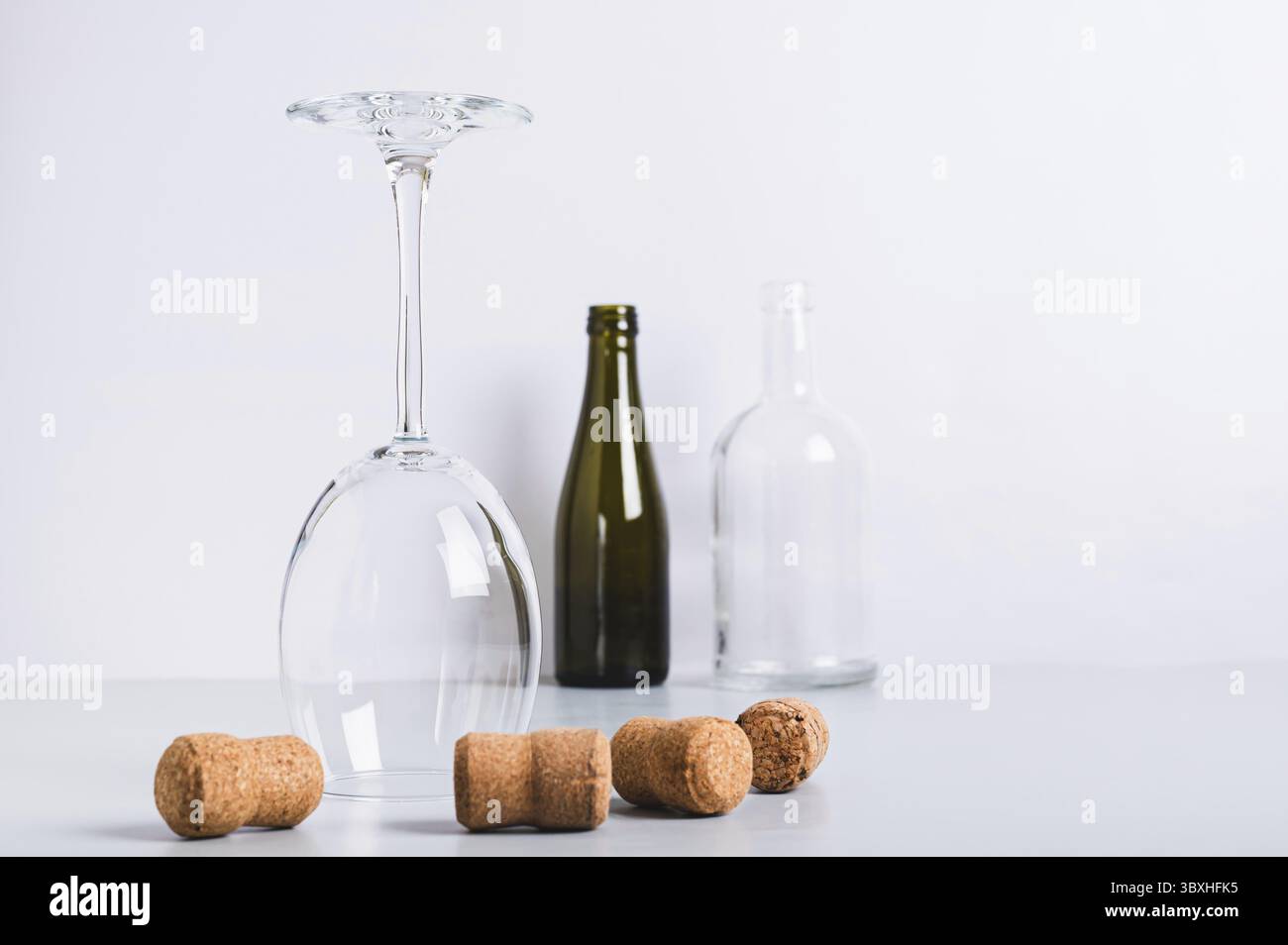 Nourriture, abstinence d'alcool, verre à vin renversé parmi les bouchons sur la table Banque D'Images