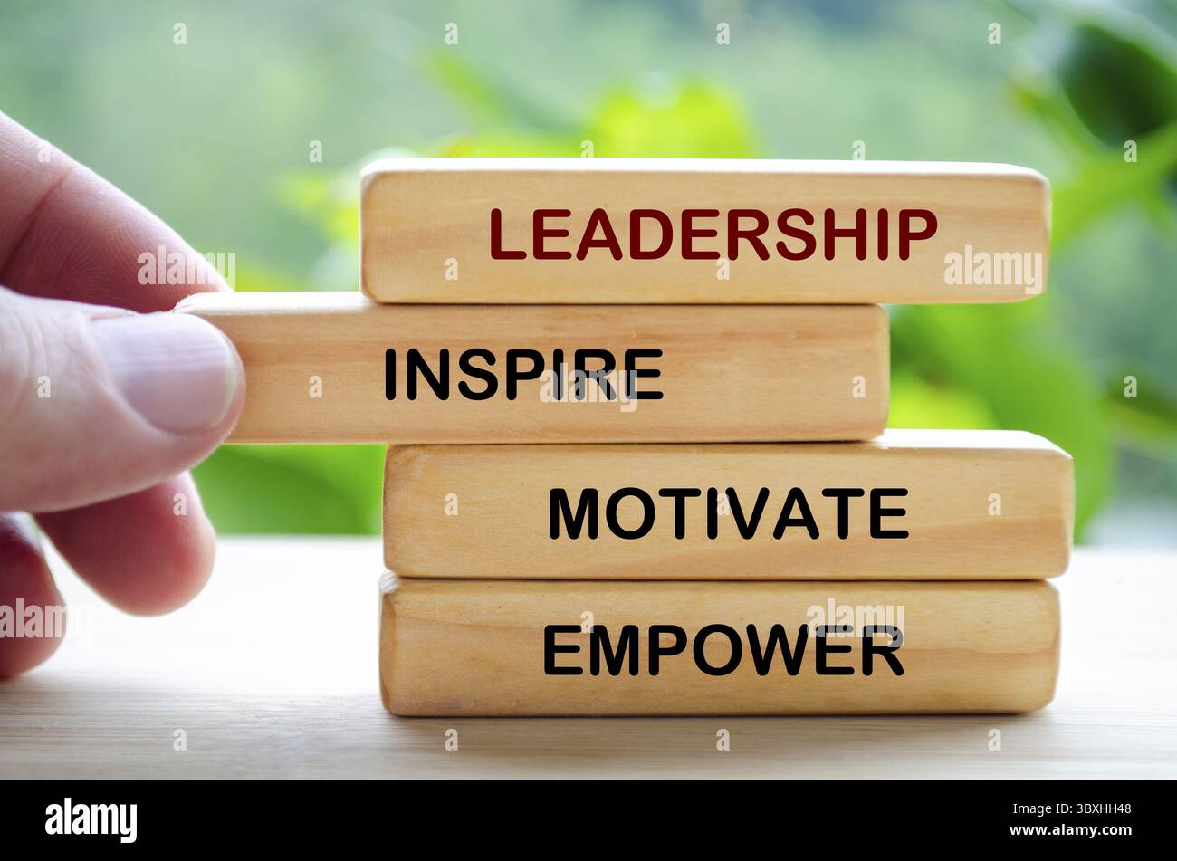 Leadership, inspirer, motiver, responsabiliser le texte sur des blocs de bois. Concept de leadership Banque D'Images