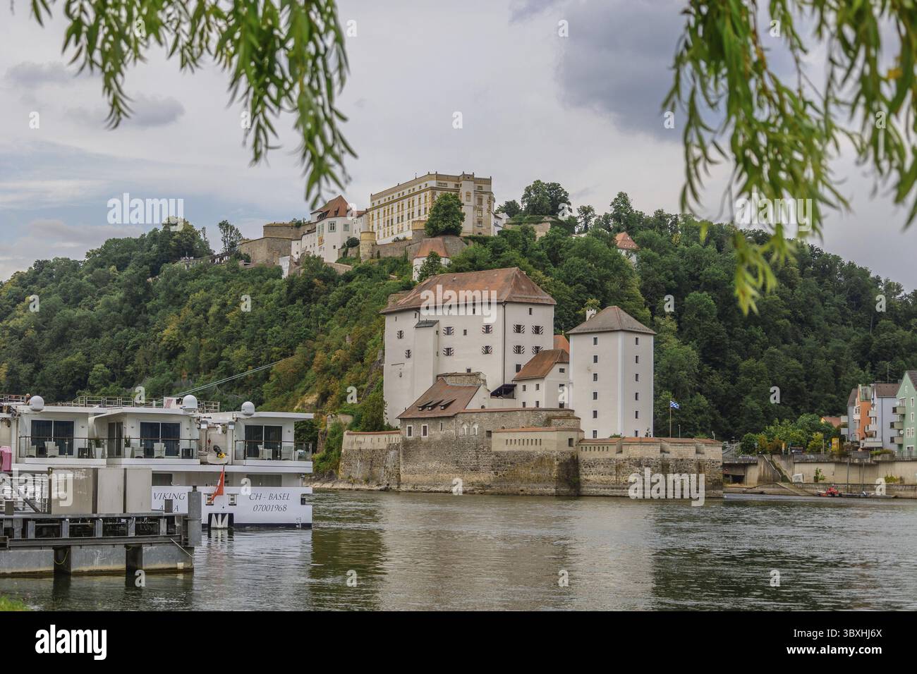 Passau, Allemagne - 21 juillet 2023 : vue panoramique de Passau. Confluence de trois rivières Danube, Inn, Ilz, Bavière, Allemagne. Banque D'Images