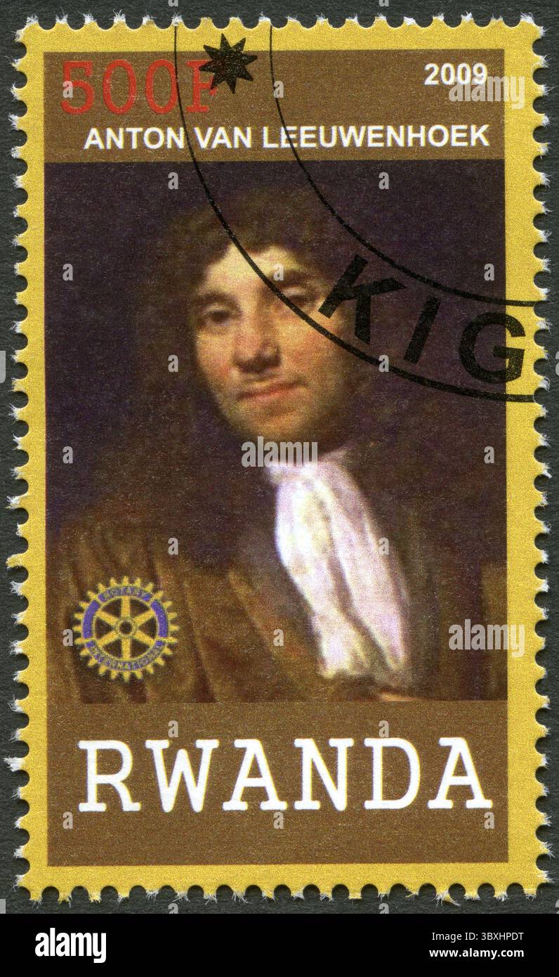 RWANDA - VERS 2009 : un timbre imprimé en République du Rwanda montre le portrait d'Antonie van Leeuwenhoek (1632-1723), vers 2009 Banque D'Images