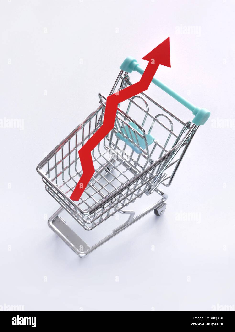 Représentation symbolique de l'inflation, de la hausse des prix et du coût élevé de la vie. Flèche montante rouge dans un panier. Chariot à provisions avec flèche rouge. Banque D'Images