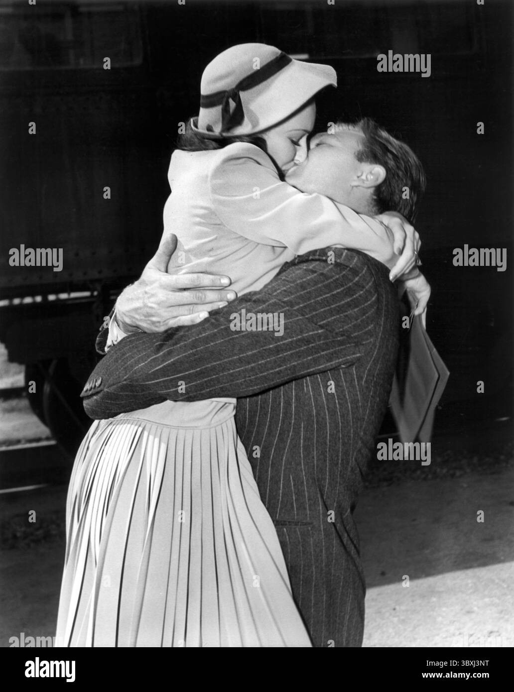 29 juin 2020, États-Unis : Rosemary Lane, Eddie Albert, sur le plateau du film, ''quatre mères'', photo de M. Marigold, Warner Bros., 1941 (crédit image : © JT Vintage/Glasshouse via ZUMA Press Wire) Banque D'Images