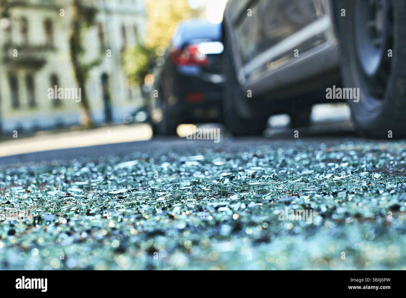 Des éclats de verre de voiture dans la rue Banque D'Images