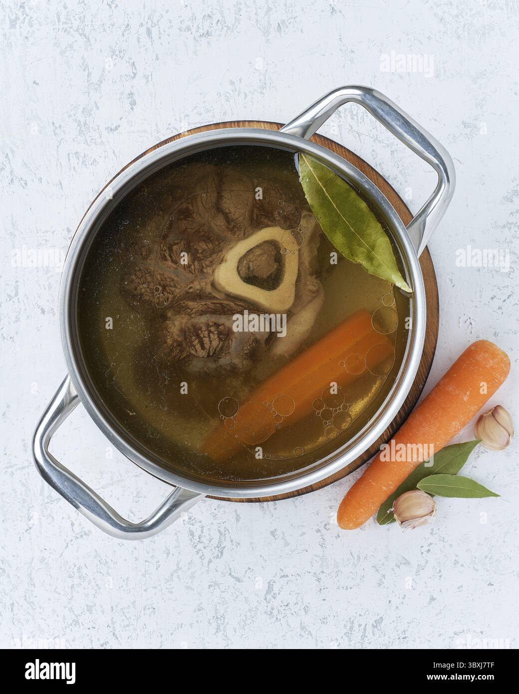 Bouillon Paleo Bone Diet, soupe à la viande de bœuf. Nourriture à faible teneur en glucides, recette de céto. Bouillon riche de lente langueur sur le boeuf et les os, ébullition prolongée. Cuisson longue i Banque D'Images Bouillon Paleo Bone Diet, soupe à la viande de bœuf. Nourriture à faible teneur en glucides, recette de céto. Bouillon riche de lente langueur sur le boeuf et les os, ébullition prolongée. Cuisson longue i Banque D'Images