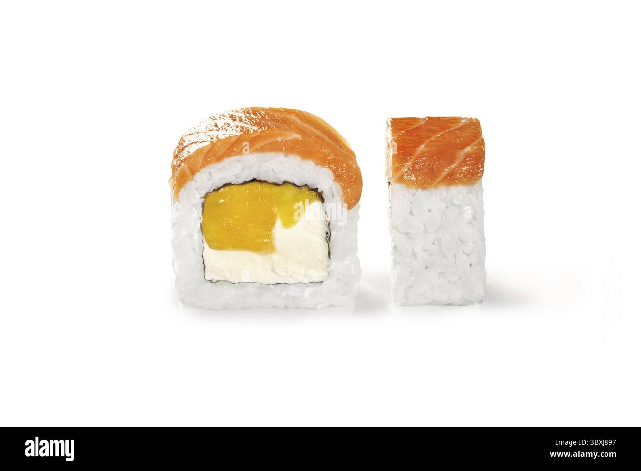 Rouleau de sushi élégant surmonté de saumon frais, avec mangue douce et garniture de fromage crémeux, gros plan détaillé isolé sur fond blanc Banque D'Images