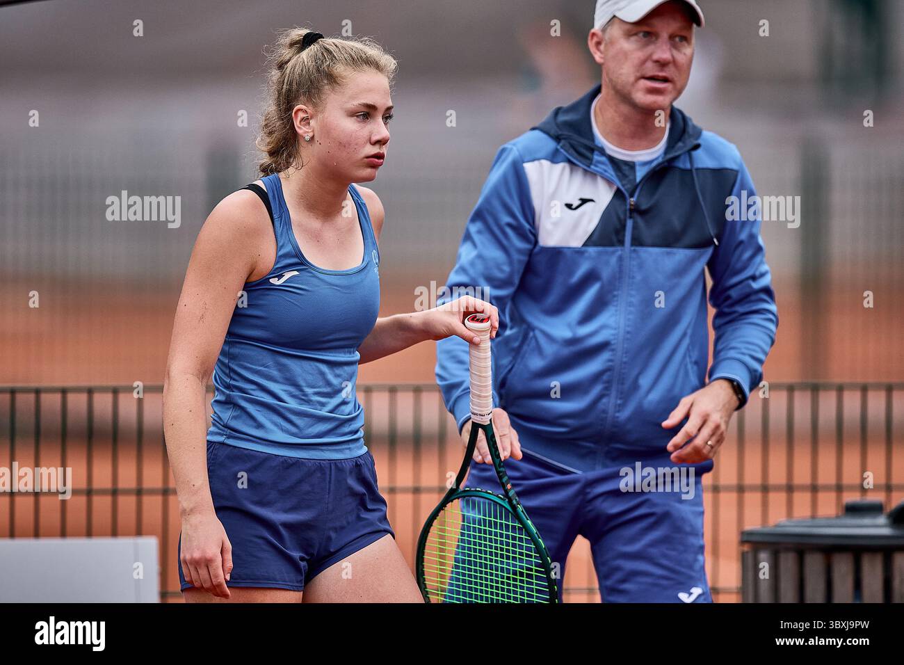 Hambourg, Hambourg, Allemagne. 18 juillet 2025. Miia Mihailov d'Estonie avec son entraîneur lors des coupes d'été Tennis Europe 2025 - Tennis filles, 18.7,2025, Hambourg (Tennis am Rothenbaum), Allemagne, Foto : Mathias Schulz (crédit image : © Mathias Schulz/ZUMA Press Wire) USAGE ÉDITORIAL SEULEMENT ! Non destiné à UN USAGE commercial ! Banque D'Images
