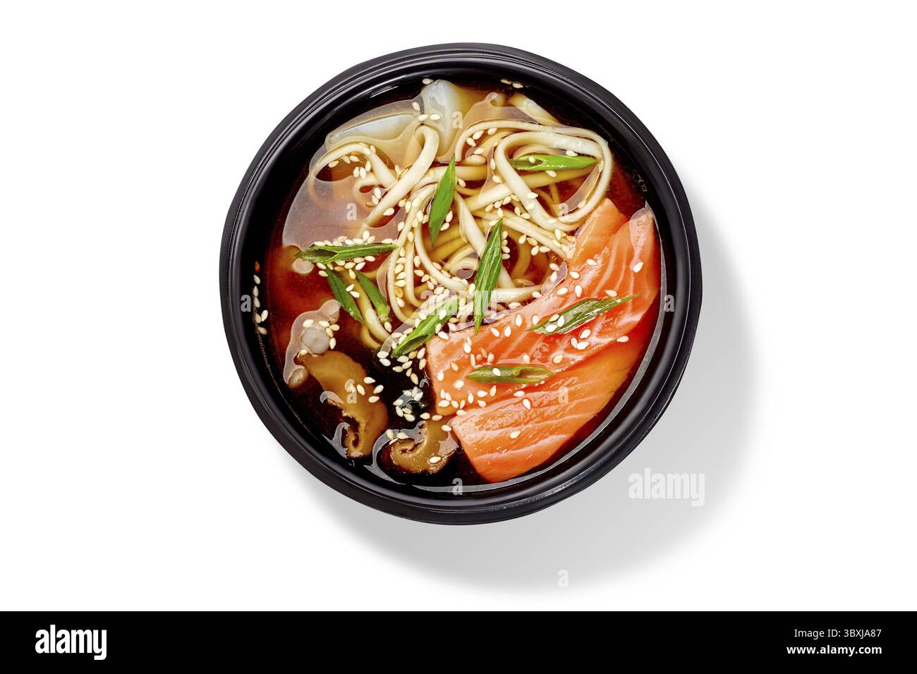 Bol de délicieux fruits de mer avec nouilles udon, saumon frais, moules, crevettes et calmars arrosé de sésame et d'oignon vert. Japonais traditionnel Banque D'Images