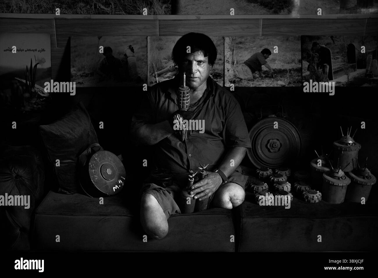 8 juillet 2021, Biyawele, gouvernorat de Halabja, Kurdistan irakien : le démineur Hoshyar Ali pose pour un portrait avec des mines terrestres à son domicile dans le village de Biyawele près de Halabja, Kurdistan irakien, le 8 juillet 2021. Ali est un héros local. Selon ses propres informations, heÃs a secouru 182 personnes des champs de mines, déminé 104 villages, déminé 540 kilomètres carrés de terres, enseigné la sensibilisation aux mines terrestres à au moins 700 écoles et mis en sécurité plus de 2,5 millions de mines terrestres et de munitions non explosées, nombre de celles qu'il a déminées en tant que double amputé ayant perdu ses deux jambes à cause de mines terrestres. (Crédit image : © Daniel Carde/ZUMA Pre Banque D'Images