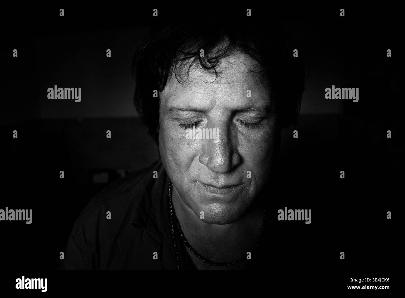 8 juillet 2021, Biyawele, gouvernorat de Halabja, Kurdistan irakien : le démineur de mines terrestres Hoshyar Ali pose pour un portrait à son domicile dans le village de Biyawele près de Halabja, Kurdistan irakien, le 8 juillet 2021. Ali est un héros local. Selon ses propres informations, heÃs a secouru 182 personnes des champs de mines, déminé 104 villages, déminé 540 kilomètres carrés de terres, enseigné la sensibilisation aux mines terrestres à au moins 700 écoles et mis en sécurité plus de 2,5 millions de mines terrestres et de munitions non explosées, nombre de celles qu'il a déminées en tant que double amputé ayant perdu ses deux jambes à cause de mines terrestres. (Crédit image : © Daniel Carde/ZUMA Press Wire) Banque D'Images